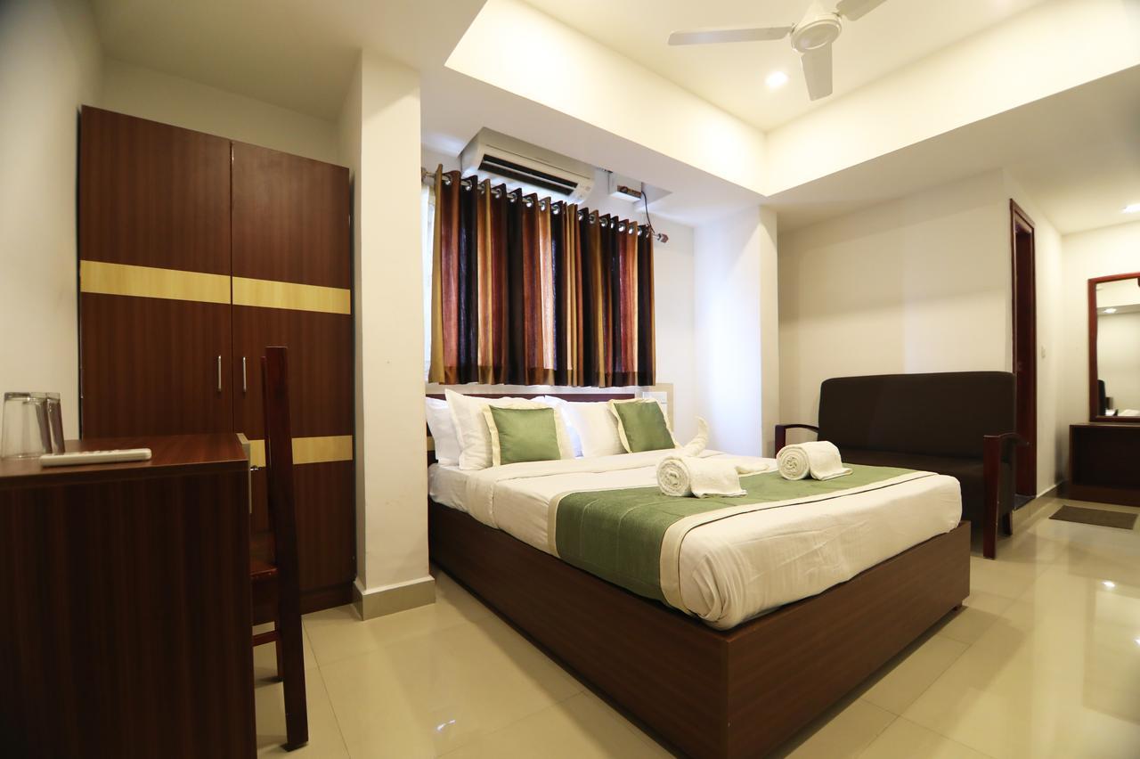 Oyo 18604 Puthens Capitol Inn Коччи Экстерьер фото