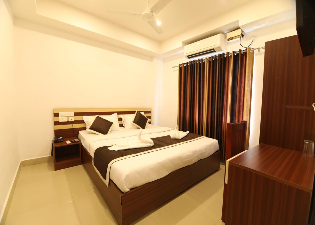 Oyo 18604 Puthens Capitol Inn Коччи Экстерьер фото