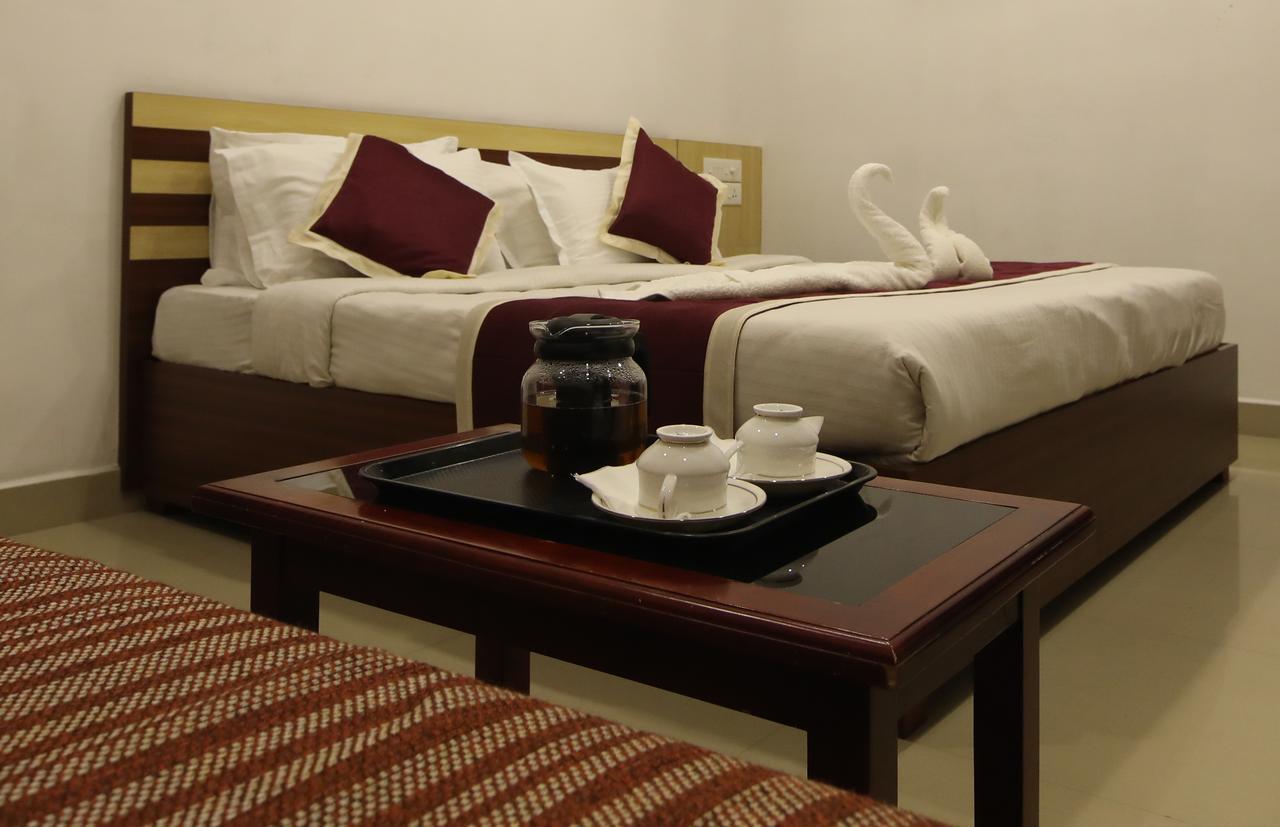 Oyo 18604 Puthens Capitol Inn Коччи Экстерьер фото