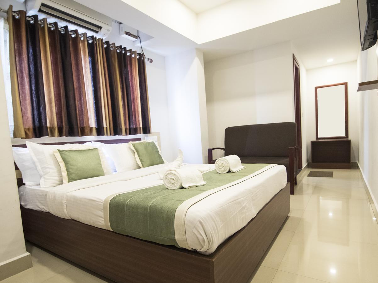 Oyo 18604 Puthens Capitol Inn Коччи Экстерьер фото