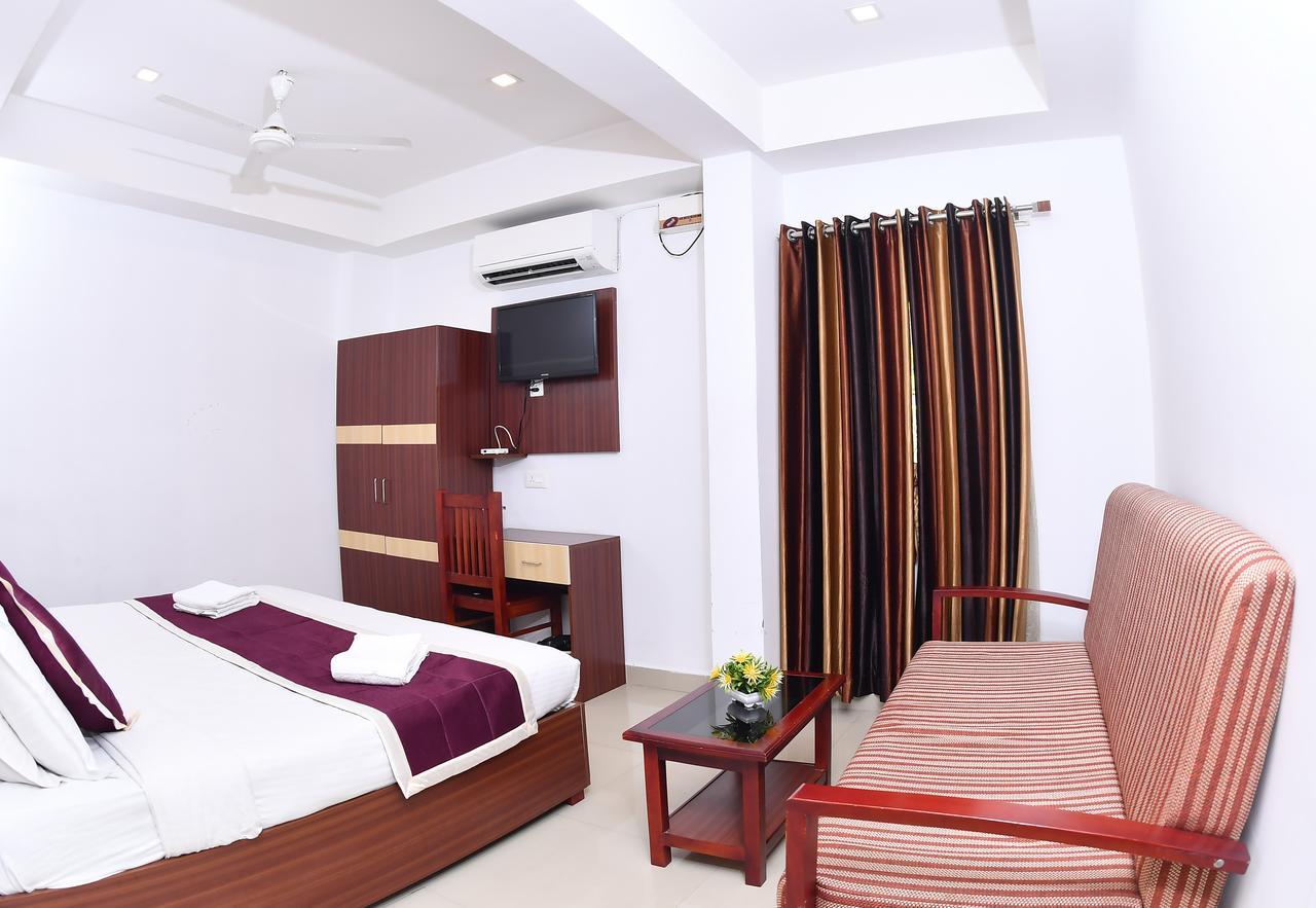 Oyo 18604 Puthens Capitol Inn Коччи Экстерьер фото